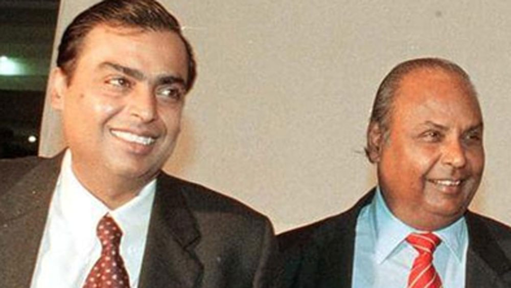 দুই পরিবারের মধ্যেই বেশ বন্ধুত্বপূর্ণ সম্পর্ক গড়ে উঠেছিল। সেই সূত্রেই সালগাঁওকর পরিবারের ছেলে দত্তরাজের সঙ্গে দীপ্তির পরিচয়, বন্ধুত্ব এবং প্রেম।