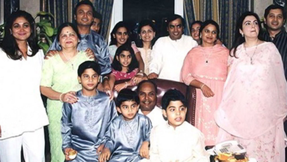 বাসুদেবের সঙ্গে ধীরুভাইয়ের বন্ধুত্ব যতটা গভীর ছিল, ছেলে মুকেশ অম্বানীও দত্তরাজের খুব ভাল বন্ধুতে পরিণত হয়েছিলেন। এমনকি বাসুদেবের মৃত্যুর পর ধীরুভাই অম্বানীই দত্তরাজের বাবার মতো হয়ে উঠেছিলেন।