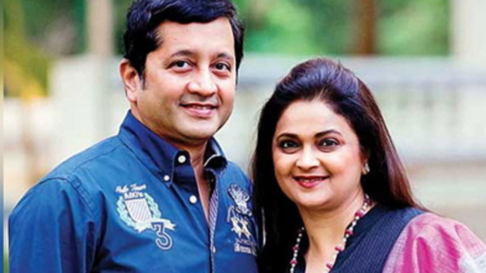 এর মধ্যে দত্তরাজ এবং দীপ্তির মধ্যে যে বন্ধুত্ব ছাড়াও অন্য একটা সম্পর্ক গড়ে উঠছে, তা দুই পরিবারই জানত না।