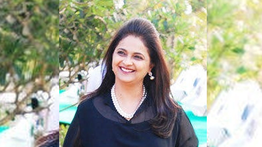 দত্তরাজ সারা বিশ্ব ঘুরে বেড়াতে পছন্দ করেন আর স্ত্রী দীপ্তি ঘরে বসে বই পড়তে। ক্যামেরার ঝলক একেবারেই পছন্দ করেন না দীপ্তি। নিজের সংসার নিয়ে থাকতেই পছন্দ করেন তিনি।