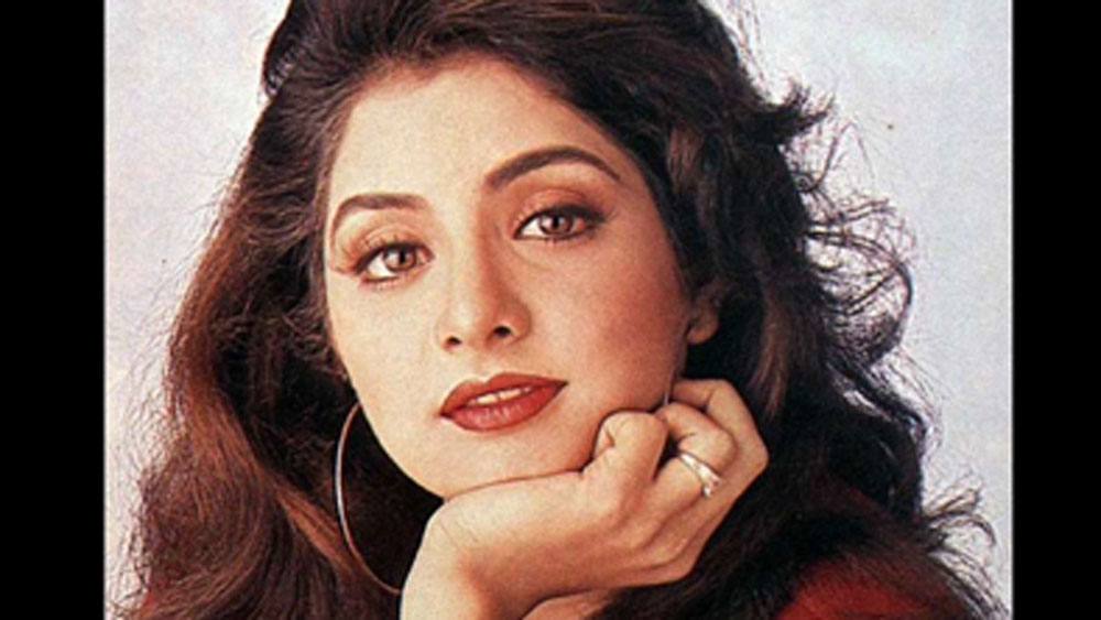 অভিনয় নয়, দিব্যা অবশ্য প্রথমে বিমানসেবিকা হতে চেয়েছিলেন। কিন্তু শ্রীদেবীর মুখের সঙ্গে এত মিল ছিল তাঁর যে, না চাইতেও প্রচুর ফিল্মের অফার পেতে শুরু করেন তিনি।