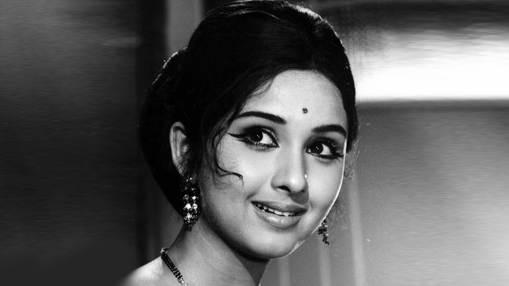 কোঙ্কনি সেনা আধিকারিকের পরিবারে লীনার জন্ম কর্নাটকে, ১৯৫০ সালের অগস্টে। অল্প বয়স থেকেই শুরু করেন মডেলিং। মাত্র ১৫ বছর বয়সে তিনি একটি সৌন্দর্য প্রতিযোগিতার মূল পর্বে পৌঁছন। তার পরই পা রাখেন সিনেমায়।