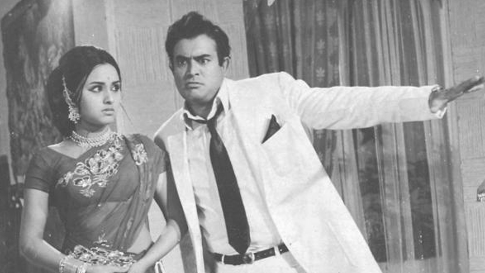 প্রথম সিনেমায় অভিনয়ের সুযোগ সুনীল দত্তের হাত ধরে। ১৯৬৮ সালে তাঁর প্রথম ছবির নাম ছিল ‘মন কা মিত’। সুনীলের স্ত্রী নার্গিস প্রায় হাতে ধরে লীনাকে শিখিয়েছিলেন নায়িকা হয়ে ওঠার খুঁটিনাটি।