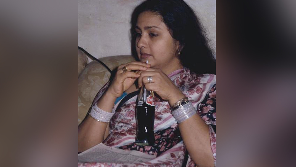 এই শোকের ধাক্কায় মানসিক ভাবে বিধ্বস্ত হয়ে পড়েন ছাব্বিশের তরুণী, লীনা। তিনি ফিরে যান বাবা মায়ের কাছে। কিন্তু সেখানেও শান্তি পাননি। আত্মীয়স্বজন, প্রতিবেশী সবার কাছে তিনি তখন ‘অশুভ’। দিন কয়েকের মধ্যেই নামের পাশে বসল ‘মাঙ্গলিক’ পরিচয়।