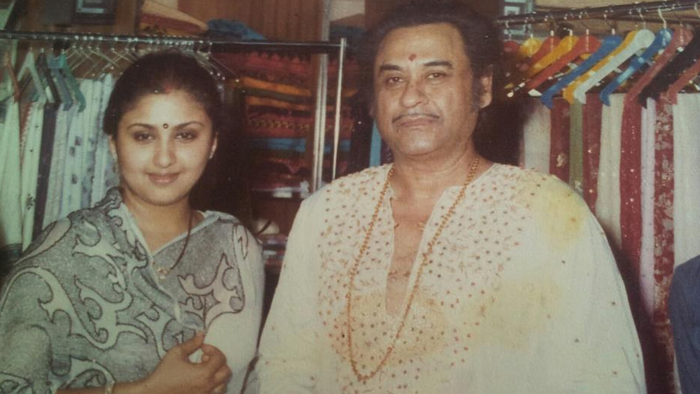 মানসিক অবস্থা পরিবর্তনের জন্য লীনা ঠিক করলেন আবার কাজ করবেন। ফিরলেন ইন্ডাস্ট্রিতে। একটু একটু করে অভিনয় করতে শুরু করলেন। এ রকম সময়ে তাঁর সঙ্গে আলাপ হল কিশোরকুমারের। ক্রমে আলাপ গভীর হল। এক সাক্ষাৎকারে লীনা পরে জানিয়েছিলেন, তখন কিশোরকুমারের সঙ্গে কথা বললে মনে হত শোকের ক্ষত কিছুটা প্রশমিত হল।