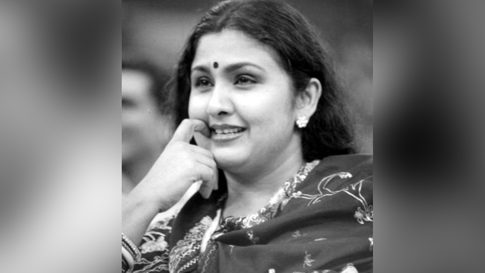 কিশোরও কার্পণ্য করতেন না লীনার ঠোঁটের কোণে হাসি আনতে। তাঁর ফোন পাওয়ার জন্য অপেক্ষা করতেন লীনা। একদিন হাসিঠাট্টার মধ্যেই স্বভাবসিদ্ধ রসিকতার ভঙ্গিতে কিশোর বিয়ের প্রস্তাব দিলেন।