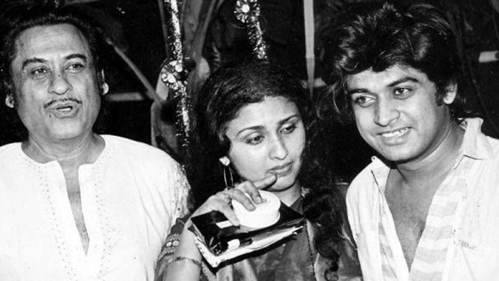 জীবন যেন বার বার দীপাবলিকেই বেছে নিয়েছে লীনার জীবনকে আঁধারে ভরিয়ে দেওয়ার জন্য। দিনটা ছিল ১৯৮৭ সালের ১৩ অক্টোবর। সকাল থেকেই কিশোরকুমার বলছিলেন, তাঁর দুর্বল লাগছে। উদ্বিগ্ন লীনা ডাক্তারকে খবর দিতে চান। এর পরেও মজা করে কিশোরকুমার বলেন, “তুমি যদি ডাক্তারকে খবর দাও, আমার কিন্তু হার্ট অ্যাটাক হবে!”