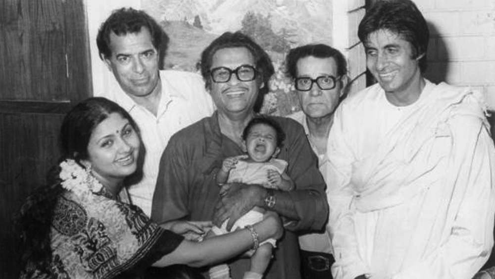 এটাই ছিল তাঁর শেষ কথা। এর পর বিছানায় শুয়ে পড়েন তিনি। তখনও লীনা ভেবেছেন, কিশোর বোধহয় মজা করছেন। যেমন তিনি সবসময় করতেন। ভুল ভাঙল কিছু ক্ষণের মধ্যেই। লীনা বুঝলেন, তিনি আরও একবার নির্বান্ধব হলেন। তখন ছেলে সুমিতের বয়স মাত্র পাঁচ বছর।