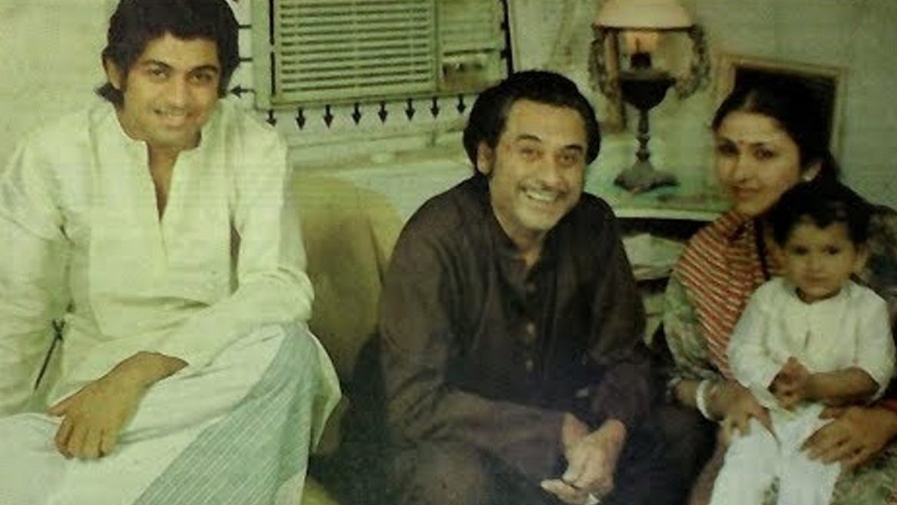 জীবনের এই কঠিন পরীক্ষার সময় লীনার পাশে ছিলেন অমিতকুমার। তিনি-ই ছায়ার মতো আগলে রেখেছিলেন ভাই, সুমিতকে। বৈমাত্রেয় নয়, তাঁদের দু’জনের বন্ধন হার মানিয়ে দেয় নিজের ভাইয়ের সঙ্গে সম্পর্কের টানকেও।