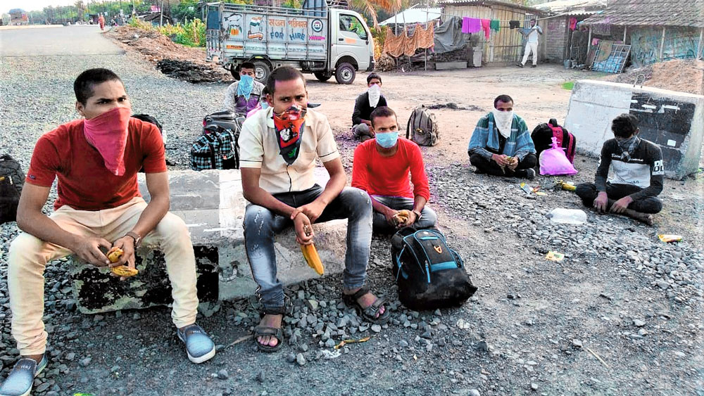 Coronavirus lockdown: Eight youths are returning to Dalkhola on foot from Durgapur in empty stomach 