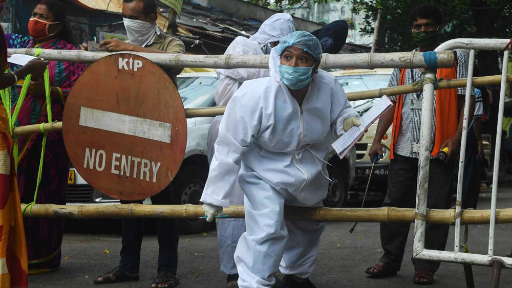 কেন্দ্রীয় স্বাস্থ্যমন্ত্রক যে তালিকা দিয়েছে, তাতে কলকাতা-সহ সব দেশের সব কটি মেট্রো সিটিই থাকছে রেড জোনের মধ্যে। কলকাতা ছাড়া তালিকায় রয়েছে দিল্লি, মুম্বই, চেন্নাই হায়দরাবাদ, বেঙ্গালুরু এবং আমদাবাদ।