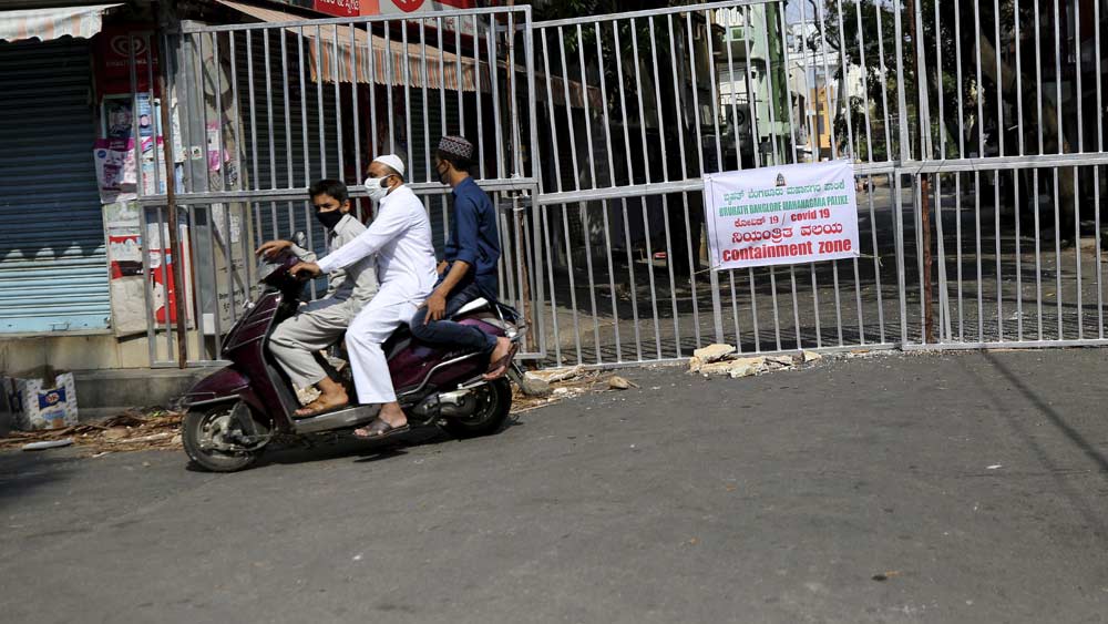 কেন্দ্রের তালিকা অনুযায়ী দেশের ১৩০টি জেলা রয়েছে রেড জোনে। ২৮৪টি জেলা অরেঞ্জ এবং ৩১৯টি জেলা গ্রিন জোন তালিকাভুক্ত হয়েছে। 