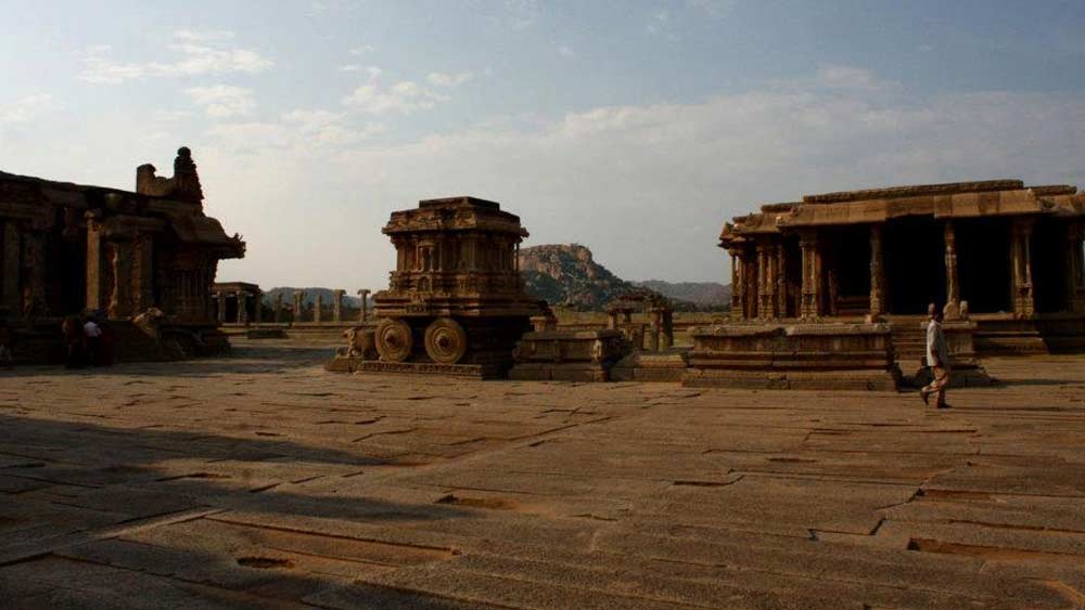 পম্পানগরীর নাম রামায়ণের কিষ্কিন্ধ্যাকাণ্ডেও বলা হয়েছে। এর পর মৌর্য বংশ, দাক্ষিণাত্যের বাদামির চালুক্য বংশ, হোয়সল বংশ-সহ পরবর্তী শাসকের মানচিত্রেও হাম্পি ছিল উল্লেখযোগ্য নাম। তবে এই নগরীর তার শ্রেষ্ঠ সময় কাটিয়েছে বিজয়নগর সাম্রাজ্যে।