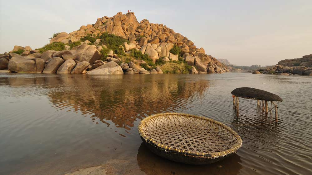 মধ্যযুগে বার বার বহিরাগত শত্রুর আক্রমণে বিধ্বস্ত হয়েছে এই নগরী। চতুর্দশ শতকে কাম্পিলি বংশের ধ্বংসস্তূপের উপরে ১৩৩৬ খ্রিস্টাব্দে একটু একটু করে মাথা তুলে দাঁড়ায় বিজয়নগর সাম্রাজ্য।