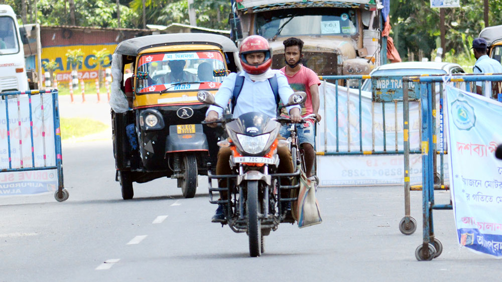 ফস্কা গেরো: আলিপুরদুয়ার-কোচবিহার সীমানায় বৃহস্পতিবারেও অবাধে চলল মোটরবাইক ও বেশ কিছু যানবাহন। ছবি: নারায়ণ দে