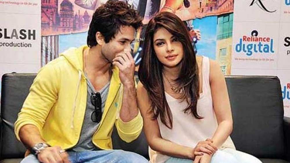সে বছর করিনার কাছ থেকে শাহিদ কপূরকেও কেড়ে নেন প্রিয়ঙ্কা। করিনার সঙ্গে বিচ্ছেদের পরে শাহিদ তখন প্রিয়ঙ্কার সঙ্গে ডেট করছিলেন।