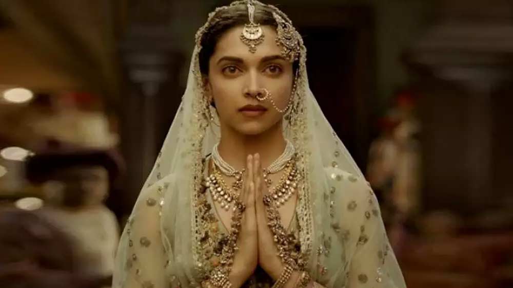 এ ছাড়া দীপিকা পাড়ুকোন তো ছিলেনই। কঙ্গনা রানাওয়াতও মজবুত করে নেন নিজের জায়গা। এঁদের চাপে কোণঠাসা হয়ে পড়েন করিনা। তখন তিনি বিয়ের পরে কিছুটা ব্যস্ত হয়ে পড়েন নতুন সংসার নিয়েও।