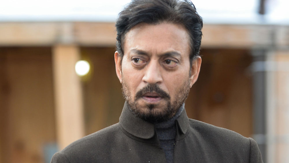 স্নাতকোত্তর স্তরের পড়াশোনা চলাকালীন সময়েই ১৯৮৪তে ইরফানের কাছে আসে এক সুবর্ণ সুযোগ। তিনি দিল্লির ন্যাশনাল স্কুল অব ড্রামায় পড়াশোনার জন্য স্কলারশিপ-সহ সুযোগ পেয়ে যান। সেখান থেকে তিনি ড্রামাটিক আর্টসে ডিপ্লোমা করেন।