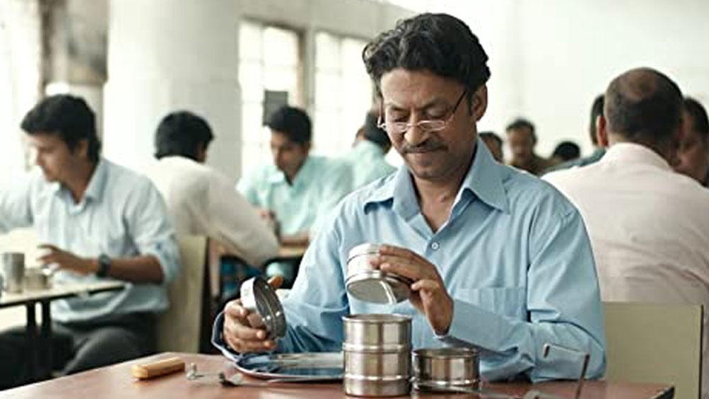 ১৯৮৮ সালে এসে তাঁর কেরিয়ার এক নতুন মোড় নেয়। পরিচালক মিরা নায়ার তাঁকে 'সালাম বম্বে'তে একটি অতিথি চরিত্রে অভিনয়ের প্রস্তাব করেন। কিন্তু দুর্ভাগ্যজনক বিষয় হল, তার চরিত্রের অংশবিশেষ শেষ পর্যন্ত ফিল্মের এডিটিংয়ে বাদ চলে যায়। তবে এর পর থেকে আর পিছন ফিরে তাকাননি ইরফান।