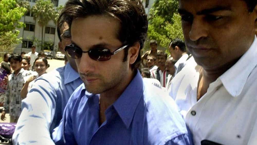 ফারদিন খান : একসময় ফারদিনের খানের জনপ্রিয়তা এক সময় ছিল আকাশছোঁয়া। কিন্তু হঠাৎ ২০০১ নাগাদ তাঁর জীবনে ঘনিয়ে আসে এক চরম অন্ধকার সময়। এক ড্রাগ ব্যবসায়ীর কাছ থেকে লুকিয়ে কোকেন কিনতে গিয়ে ধরা পড়ে যান তিনি। তাঁর পাঁচ দিনের মতো জেল হয়েছিল। তাঁর কাছ থেকে এক গ্রামের মতো কোকেন উদ্ধার হয়েছিল।