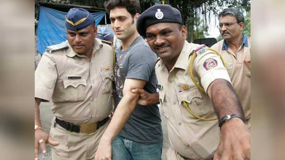 শাইনি আহুজা- ‘ও লমহে’, ‘ভুলভুলাইয়া’ সহ একের পর এক হিট ছবিতে অভিনয় করা শাইনি আহুজা এখন বিস্মৃতির পথে। তাঁর কারণ তিনি নিজেই। তাঁর বিরুদ্ধে অভিযোগ ছিল বাড়ির কাজের লোককে ধর্ষণ করেছেন তিনি। বিচারে তাঁর সাত বছর জেল হয়েছিল।