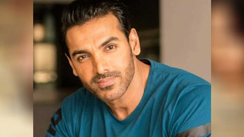 জন আব্রাহাম: বাইক চালাতে বরাবরই ভালবাসেন জন আব্রাহাম। কিন্তু এই বাইক রাইডই যে তাঁর জীবনে কাল হয়ে উঠবে তা কি তিনি কোনওদিনও ভেবেছিলেন?কিন্তু হয়েছিল ঠিক এমনটাই। এক রাতে বাইক নিয়ে বেরিয়েছিলেন জন। স্পিড ছিল বেশ খানিক বেশি। হঠাৎই নিয়ন্ত্রণ হারিয়ে জনের বাইক ধাক্কা মারে এক সাইকেল আরোহীকে। গুরুতর জখম হন তিনি।