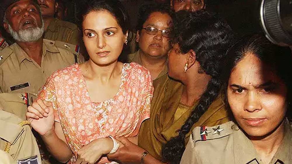 মনিকা বেদী: ৯০-এর দশকে তিনি ছিলেন মুভি-ফ্রিকদের হার্টথ্রব। কিন্তু তাঁকেও জীবনের তিন বছর কাটাতে হয়েছিল জেলে।  ভারতের ‘মোস্ট ওয়ান্টেড টেররিস্ট’ আবু সালেমের সঙ্গে তাঁর ঘনিষ্ঠ যোগাযোগ ছিল। পর্তুগালের বিমানবন্দরে আবু সালেমের সঙ্গে নকল পাসপোর্টের নিয়ে ধরা পড়েছিলেন তিনি। বিচারে তাঁর তিন বছর জেল হয়।