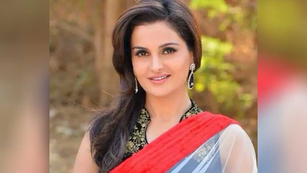 পর্তুগালের জেলে তিন বছর কাটানোর পর ভারতে ফিরে আসেন তিনি। এখানেও তাঁর জেল হওয়ার কথা ছিল। কিন্তু একই অপরাধে দু’দেশেই যাতে তাঁকে জেল খাটতে না হয় সে বিষয়ে আবেদন জানান তিনি। তাঁর আবেদন মঞ্জুর হয়। আবারও কামব্যাক করেন মনিকা। বিগ-বসের সেকন্ড সিজনে দেখা গিয়েছিল তাঁকে।