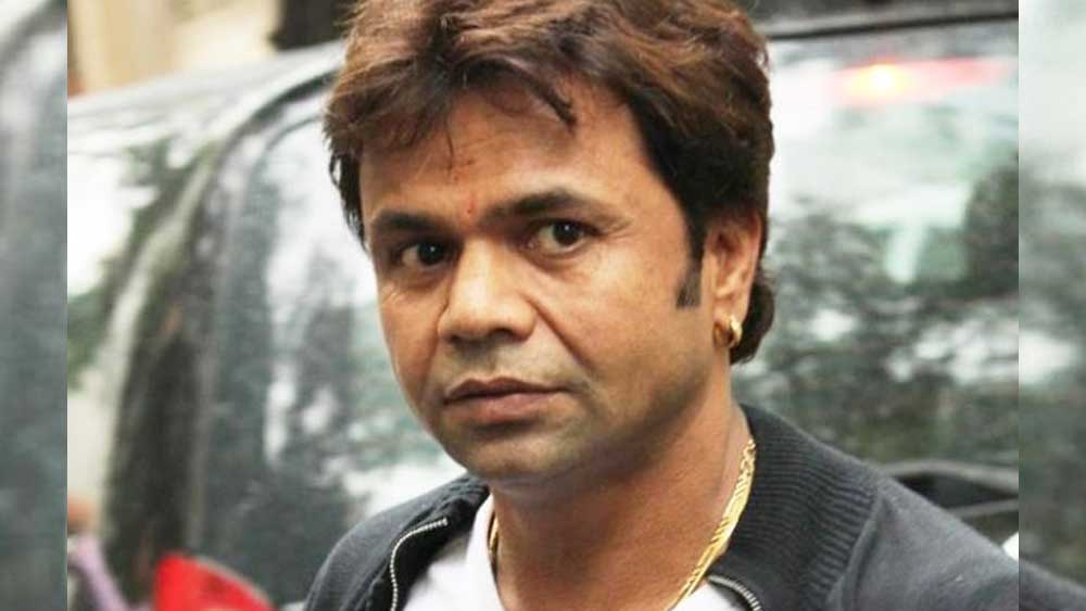 রাজপাল যাদব: সাতেপাঁচে না থাকা এই মানুষটিকেও টানতে হয়েছে জেলের ঘানি। ‘আতা পাতা লাপাতা’ বলে একটি ছবি প্রযোজনা করেছিলেন রাজপাল। সে জন্য এক ব্যবসায়ীর কাছে থেকে বেশ কিছু টাকা ধারও করেছিলেন তিনি।