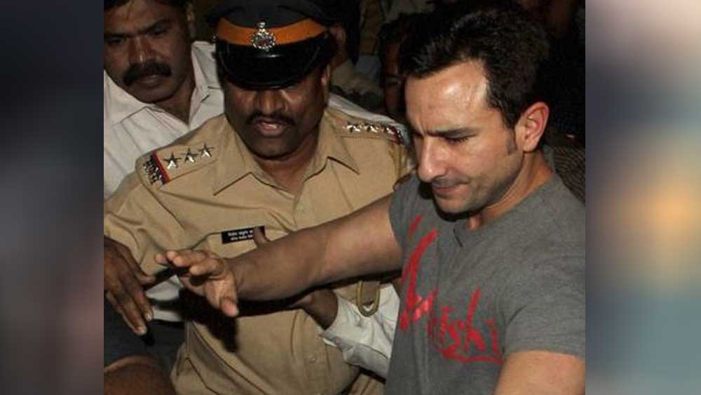 সইফ আলি খান: ছোটে নবাবকেও ঢুকতে হয়েছিল লকআপে। করিনা কপূর এবং মালাইকাকে নিয়ে মুম্বইয়ের তাজ হোটেলে গিয়েছিলেন তিনি। সেখানেই এক ব্যক্তিকে সজোরে চড় মারেন তিনি। চড় এতটাই জোরে ছিল যে, সেই ব্যক্তিকে হাসপাতালে ভর্তি করতে হয়েছিল। এই অপরাধে লকআপে যেতে হয়েছিল তাঁকে। পরে যদিও ছাড়া পেয়ে যান তিনি।