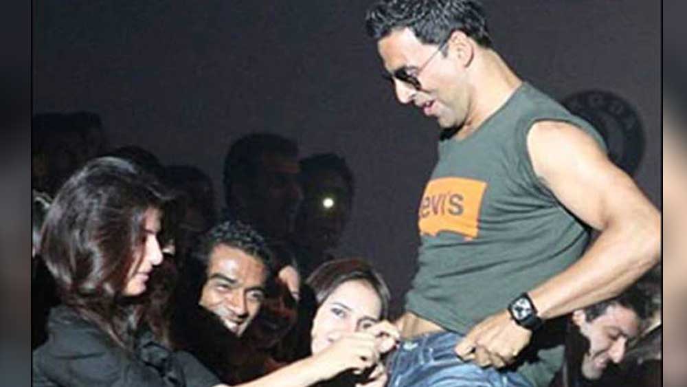 অক্ষয় কুমার : ২০০৯-এ একটি অ্যাওয়ার্ড অনুষ্ঠানে আচমকাই অক্ষয় টুইঙ্কলের কাছে এস তাঁর প্যান্ট আনজিপড করার মতো অদ্ভুত দাবি জানান। লোকসমক্ষে এ রকম ব্যবহার করার জন্য তাঁকে জেলে যেতে হয়েছিল কিন্তু খুব তাড়াতাড়ি জামিনে মুক্তি পেয়ে যান তিনি।