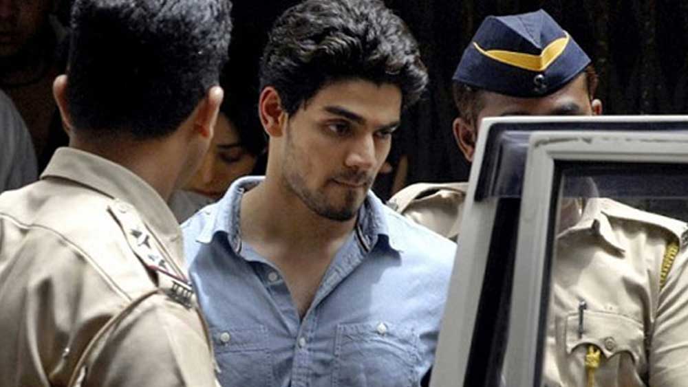 সুরজ পাঞ্চোলি 
বছর কয়েক আগে ‘চিনি কম’ খ্যাত জিয়া খানের আত্মহত্যার কথা মনে আছে? জিয়া মারা যাওয়ার পর তাঁর একটি সুইসাইড নোট প্রকাশ পায়। সে খানেই জানা যায়, জিয়ার সঙ্গে ঘনিষ্ঠ সম্পর্ক ছিল আদিত্য পাঞ্চোলি পুত্র সুরজের।এর পরেই সুরজের বিরুদ্ধে আত্মহত্যায় প্ররোচনার মামলা দায়ের করেন জিয়ার মা রাবিয়া। জেল যেতে হয় অভিনেতাকে।