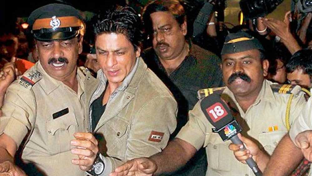 শাহরুখ খান 
চমকে গেলেন? হ্যাঁ, শাহরুখ খানকেও যেতে হয়েছিল লকআপের দোরগোড়ায়। তখন কেরিয়ারের একেবারের শুরুর দিক। এক ম্যাগাজিনের এডিটর শাহরুখের নামে একটি গসিপ ছেপে দেন যার বাস্তবের সঙ্গে কোনও সম্পর্ক ছিল না। ক্ষুব্ধ শাহরুখ সেই সম্পাদককে ফোন করে খানিক রেগে গিয়েই বাজে ব্যবহার করে ফেলেন। ব্যস এর পরেই টুইস্ট।
(প্রতীকী ছবি)