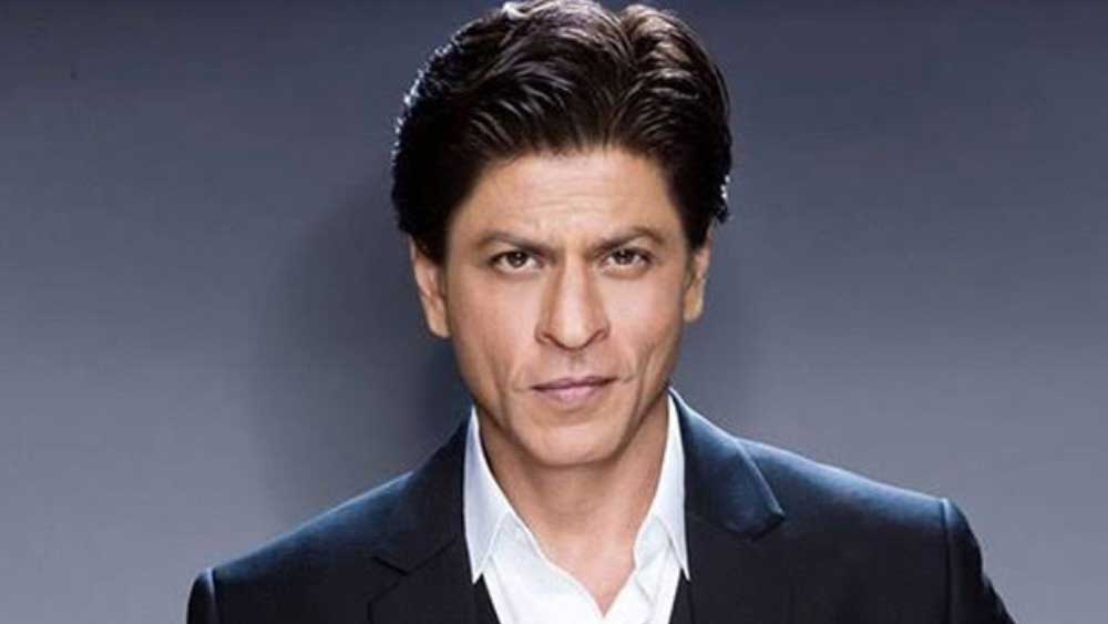 এক ফিল্মের সেটে ছিলেন শাহরুখ। সেখানে পুলিশ আসে। শাহরুখ ভেবেছিলেন পুলিশ বুঝি তাঁর ফ্যান। দেখা করতে এসেছেন। কিন্তু এ কী! সোজা তাঁকে নিয়ে যাওয়া হয় থানায়। জেলের ওই ছোট ছোট ঘর দেখে তাঁর অবস্থা তো তখন খুব খারাপ। যদিও কিছু সময় পরেই জামিনে মুক্তি পেয়ে যান তিনি। অতএব শুধু সঞ্জয় দত্ত বা সলমন খানই নন, থানায় ঘুরে লকআপের দোরগোড়ায় যেতে হয়েছে অনেক বলিস্টারকেই।