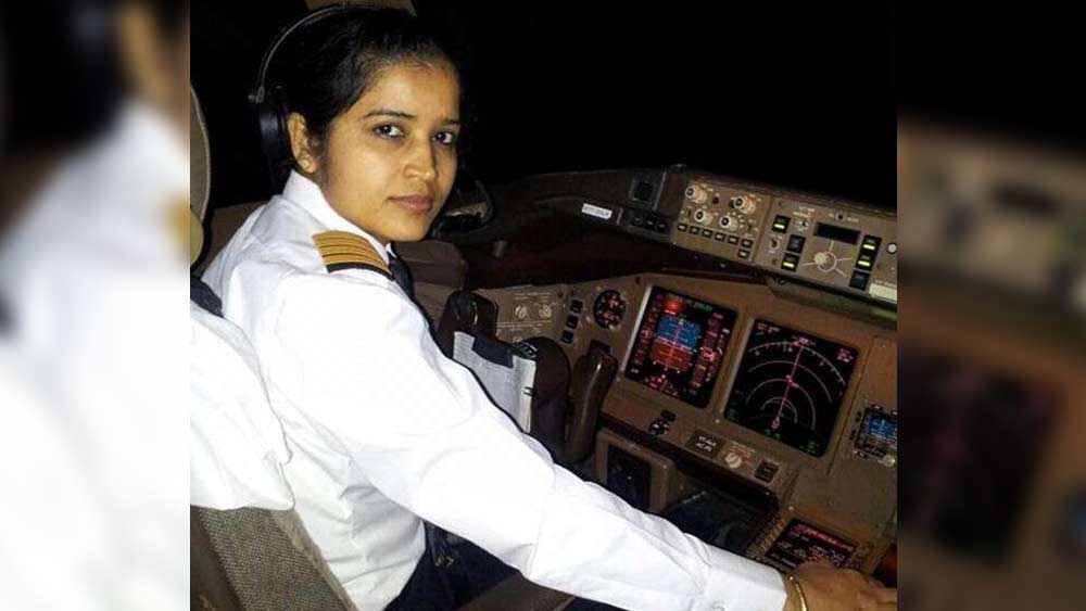 ‘হ্যাঁ’ বলতে এক মুহূর্তও ভাবেননি স্বাতী। ২২ জন ক্রু সমেত বোয়িং ৭৭৭ নিয়ে তিনি উড়ে যান রোমের পথে। অতিমারি-বিপর্যস্ত রোম থেকে ২৬৩ জন ভারতীয়কে নিয়ে দেশে ফেরেন ক্যাপ্টেন স্বাতী রাওয়াল এবং ক্যাপ্টেন রাজা চহ্বন।