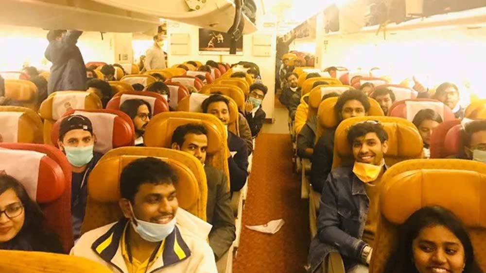 রেসকিউ মিশনে যাঁদের নিয়ে তাঁরা ইতালি থেকে ২২ মার্চ ভারতের মাটি স্পর্শ করেন, তাঁদের মধ্যে বেশির ভাগই ছিলেন ছাত্রছাত্রী। তবে শুধু রোম নয়। করোনা সংক্রমণের কেন্দ্র চিনের উহান-সহ বিশ্বের বিভিন্ন শহরে আটকে থাকা ভারতীয়দের উদ্ধার করেছে এয়ার ইন্ডিয়া।