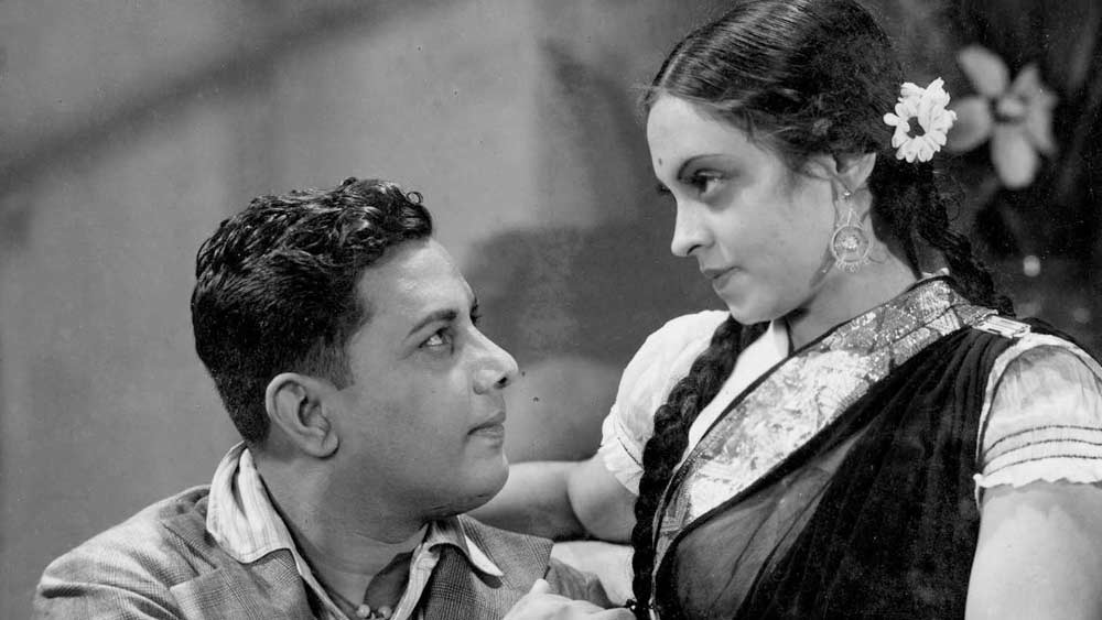 অভিনয় যেন শিল্পা শিরোদকরের রক্তে বইছে। ঠাকুরমা মীনাক্ষী শিরোদকর নিজে ছিলেন তাঁর সময়কার বিখ্যাত মরাঠি অভিনেত্রী। ১৯৩৮-এ মুক্তি পাওয়া মীনাক্ষীর ফিল্ম ‘ব্রহ্মচারী’ সে সময় তুমুল সাড়া ফেলেছিল। তথাকথিত রক্ষণশীল সমাজের চোখরাঙানিকে অগ্রাহ্য করে তিনি সে ফিল্মে সুইম স্যুটে ধরা দিয়েছিলেন বড়পর্দায়। শিল্পার মা-ও চেয়েছিলেন, মীনাক্ষীর মতো অভিনয় করুক তাঁর মেয়ে।