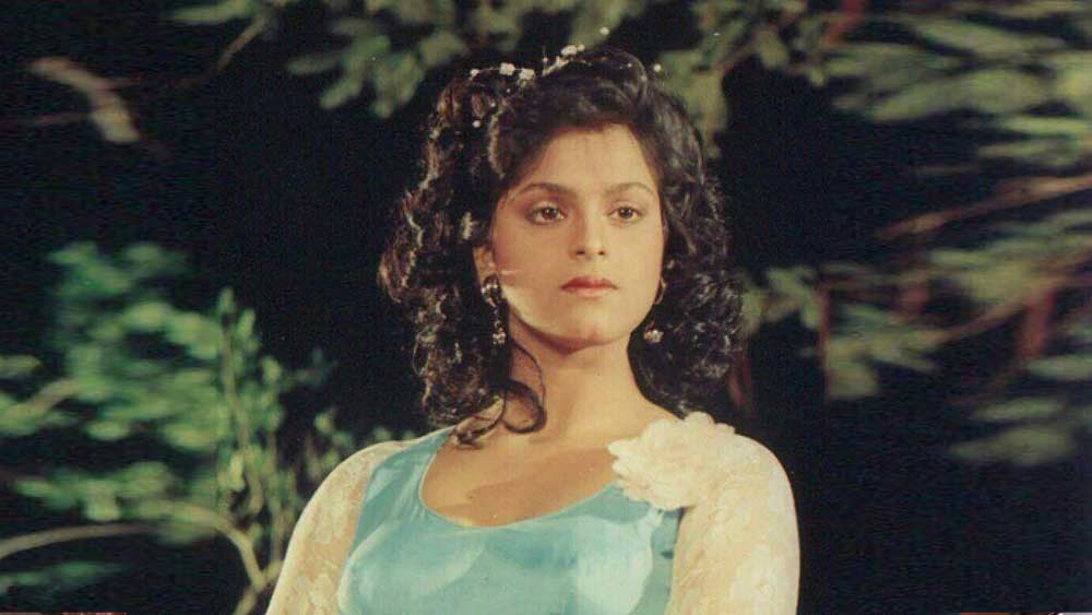 গত শতকের আটের দশকের হিট ছবির পরিচালক শাওন কুমার টাক সে সময় ‘সওতন কি বেটি’ ফিল্মের জন্য নতুন মুখ খুঁজছিলেন। শিল্পাকে দেখামাত্রই তাঁকে সে ছবির জন্য বেছে নেন তিনি। তবে সঙ্গে শর্তও দেন একটি। চার বছরের জন্য শাওন কুমার ছাড়া অন্য কোনও পরিচালকের সঙ্গে কাজ করতে পারবেন না শিল্পা।