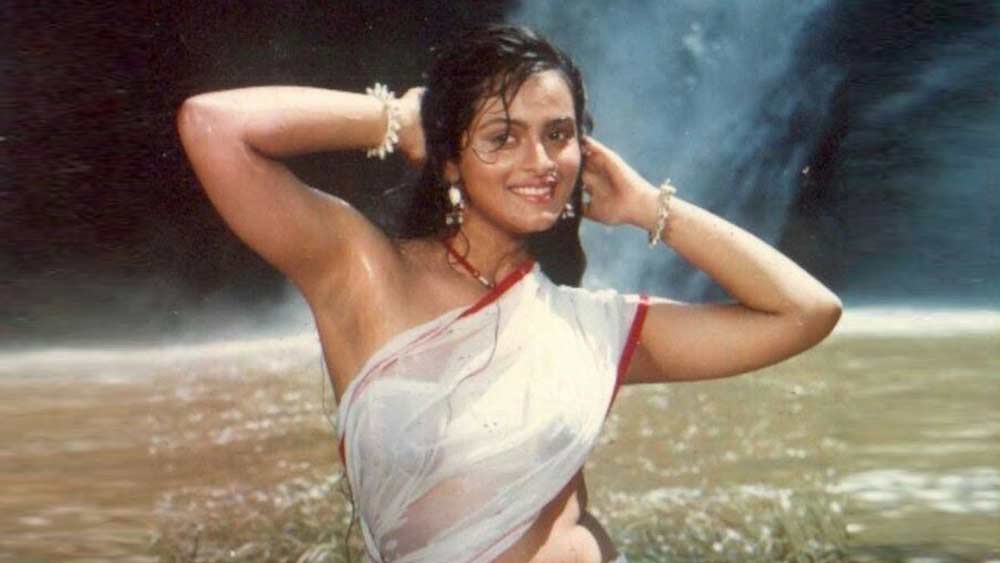 ’৮৯-এ শিল্পার পরের ফিল্ম ছিল রাকেশ রোশনের পরিচালনায় ‘কিষান কানহাইয়া’। অনিল কপূর, মাধুরী দীক্ষিতের পাশে লিড রোলে রীতিমতো নজর কেড়েছিলেন শিল্পা শিরোদকর। ওই ফিল্মের একটি গান ‘রাধা বিনা’ তো সে সময় তুমুল হিট। অনিল কপূরের সঙ্গে ভেজা শাড়িতে শিল্পার সে গানের দৃশ্যও দেখে অনেক দর্শকও বলাবলি শুরু করেছিলেন, বলিউডের পরবর্তী বোল্ড বিউটি শিল্পাই!