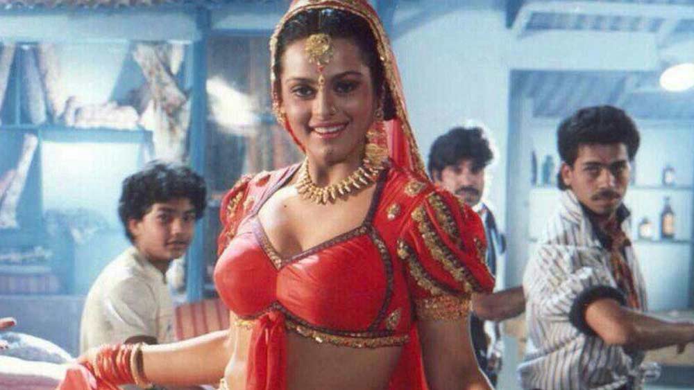 ‘কিষান কানহাইয়া’-র পর থেকে শিল্পা শিরোদকরের কাছে একের পর এক বোল্ড সিনের দৃশ্যে অভিনয়ের অফার আসতে শুরু করে। আর প্রায় প্রতিটি ফিল্মে একটি করে বৃষ্টিভেজা গানের দৃশ্য থাকাটা যেন রুটিন হয়ে দাঁড়িয়েছিল।