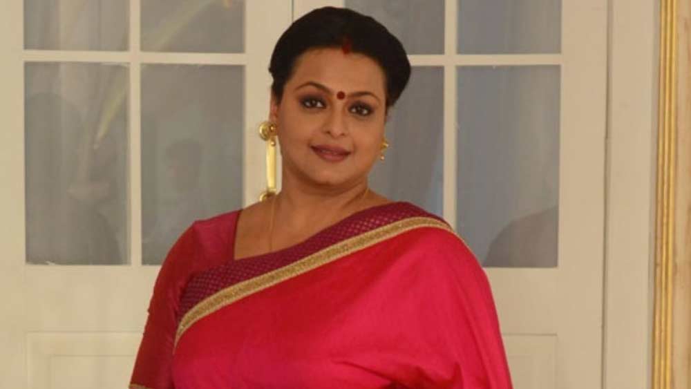 ব্যক্তিগত জীবন নিয়ে এই জল্পনার মাঝেই শিল্পার জীবনে আরও জটিল পরিস্থিতি তৈরি হয়। কেরিয়ারের শুরুতে শাওন কুমার টাকের যে চুক্তি ভেঙে ফিল্মে অভিনয় করেছিলেন শিল্পা, তার জন্য তাঁর বিরুদ্ধে আইনি পথে যাওয়ার হুমকি দেন প্রযোজক-পরিচালক। সেই সঙ্গে শাওন এ-ও বলেন, শিল্পার সমস্ত গোপন কথা মিডিয়াতে ফাঁস করে দেবেন।