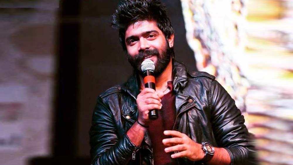 পুরো নাম লোল্লা বেঙ্কট রেবন্তকুমার শর্মা। অন্ধ্রপ্রদেশের শ্রীকাকুলামে জন্ম ১৯৯০-এর ১০ ফেব্রুয়ারি।