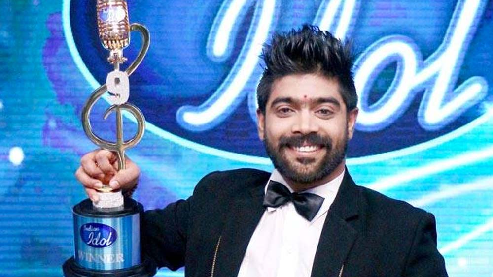 পড়াশোনার পাশাপাশি গানের শখ ছিল ছোটবেলা থেকেই। কিন্তু কেরিয়ার গড়ার মতো অত টাকা আসবে কোথা থেকে? কেটারিংয়ের কাজ নিলেন রেবন্ত।