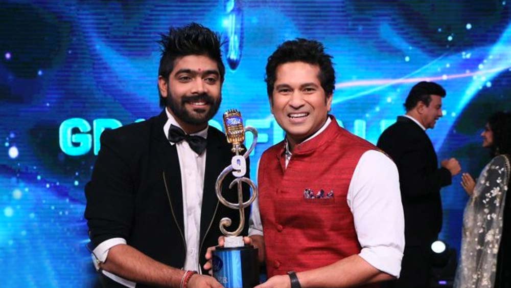 ইন্ডিয়ান আইডল-এ জয়ের সুবাদে রেবন্তকুমার ২৫ লক্ষ টাকা পুরস্কারমূল্যের নতুন গাড়ি পান।