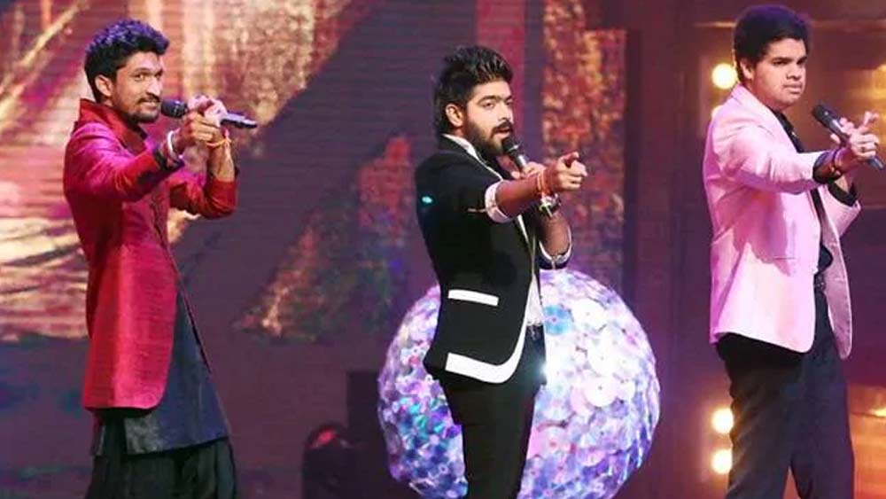 চ্যাম্পিয়ন হওয়ার পরের বছরই প্রথম কাজ বলিউডে। ‘সবসে বড়া কলাকার’ শো-এর টাইটেল ট্র্যাকে গলা মেলান তিনি।