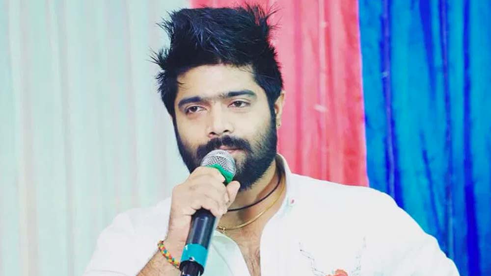 যশ ও খ্যাতির সাগরে ভেসে গেলেও ঘামরক্তে ভেজা অতীতকে ভুলতে পারেন না আজকের নামী গায়ক রেবন্তকুমার।