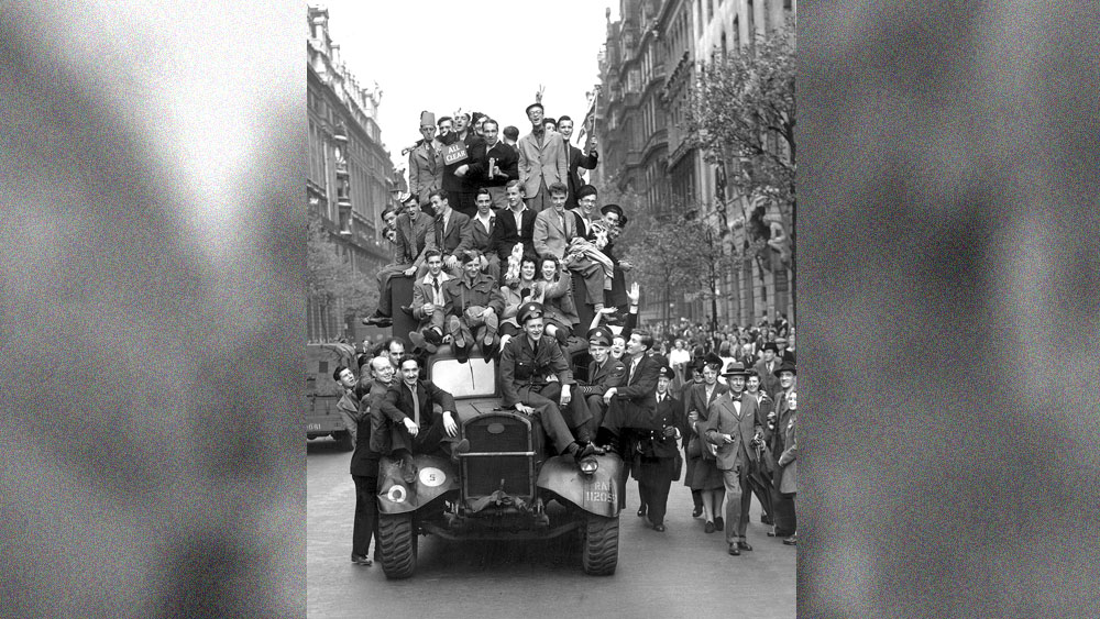 বিজয়ী: লন্ডনের রাজপথে লরিতে, ৮ মে, ১৯৪৫। ছবি: গেটি ইমেজেস