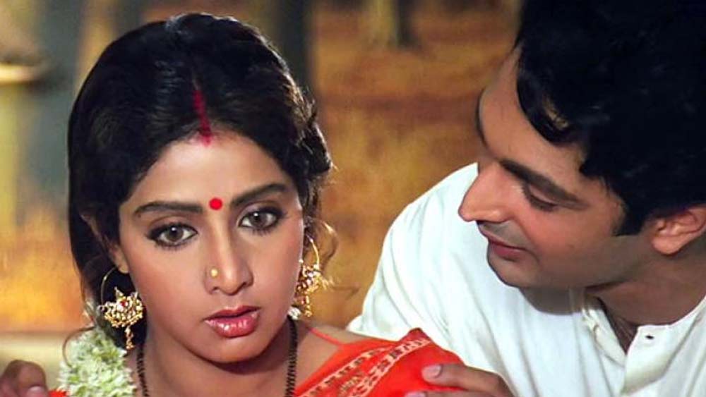 ‘লমহে’-এর পর কেরিয়ারের প্রথমেই তাঁর নামের পাশে বসে যায় ‘ব্যর্থ অভিনেতা’-র তকমা। যে দীপককে অ্যারামাস্ক সাবানের বিজ্ঞাপনে দেখেই মহিলারা মুগ্ধ হয়ে যেতেন, সেই দীপক-ই ছবিতে বিশেষ সুযোগ পেলেন না।