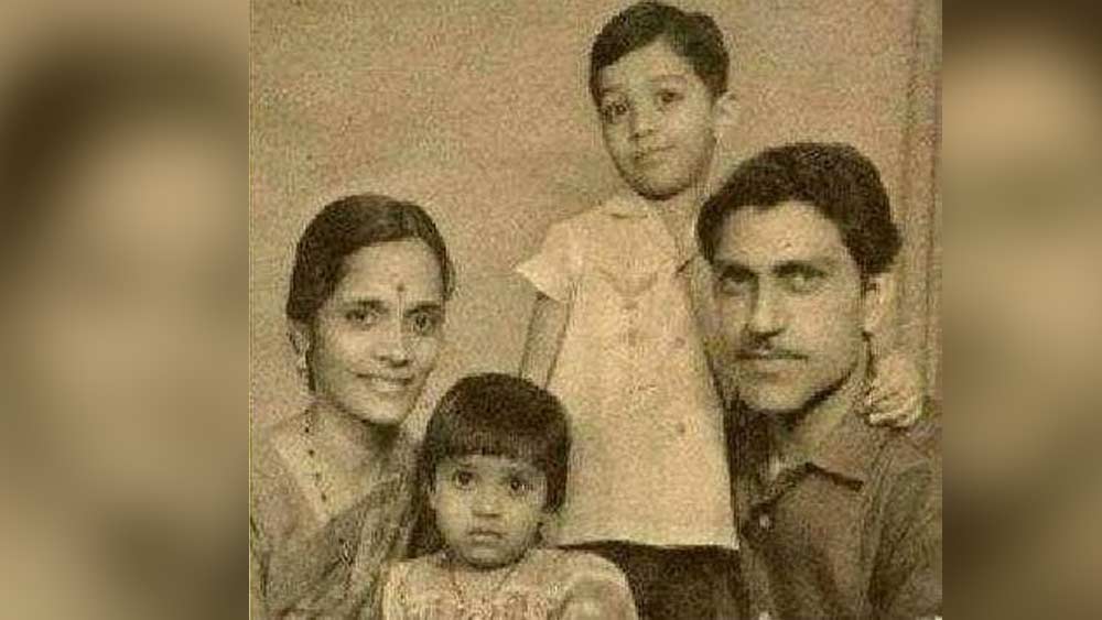 সম্পর্কের কথা জানাজানি হতেই দুই পরিবারে আপত্তি উঠল। বিয়েতে সম্মতি নেই। কিন্তু অমরীশ বা ঊর্মিলা, দু’জনেই একরোখা। তাঁদের আটকানো গেল না। দু’জনেই পরিজনদের সম্মতি আদায় করেই ছাড়লেন। অবশেষে ১৯৫৭ সালে বিয়ে হল অমরীশ-ঊর্মিলার।