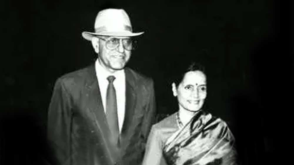 সংসার তো শুরু হল। কিন্তু আর্থিক সুরাহা নেই। অমরীশের সামান্য বেতনে সুরাহা অধরা-ই থাকত। হাল ধরতে চাকরি শুরু করলেন ঊর্মিলাও। এ দিকে অমরীশের অভিনয়ের ইচ্ছেও রয়ে গিয়েছে। স্ত্রীর উৎসাহ আরও বেশি উস্কে দিত অমরীশের স্বপ্নকে। সংসারের প্রয়োজনে ওভারটাইমে কঠোর পরিশ্রম করতেন ঊর্মিলা।